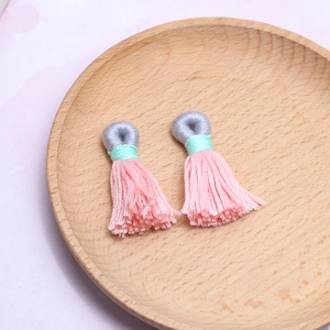 Handgefertigte rosa Baumwollquasten-Anhänger mit grauem Kopf für DIY-Schmuckherstellung