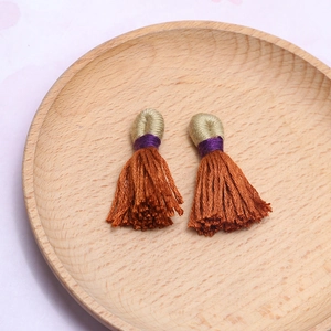 Handgefertigter Quastenanhänger in Braun und Lila mit Goldfaden für DIY-Ohrring-Schmuck