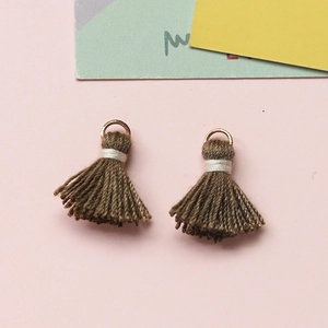 Miniature braune Baumwollquasten mit goldenen Metallringen für DIY-Schmuck und Handwerk