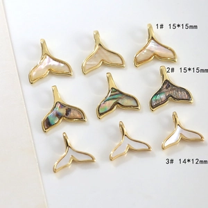 Vue détaillée de trois tailles de pendentifs queue de poisson dorés pour bijoux faits main