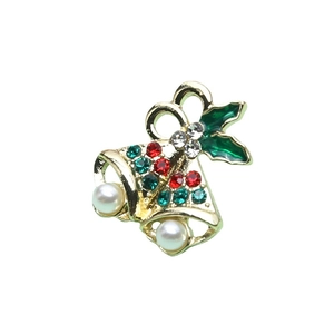 Spilla di Natale con campanelli dorati, foglie di agrifoglio, zirconi e perle