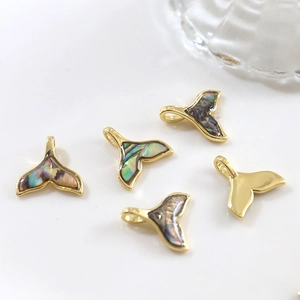 Détails des pendentifs en nacre en forme de queue de poisson avec bordure dorée