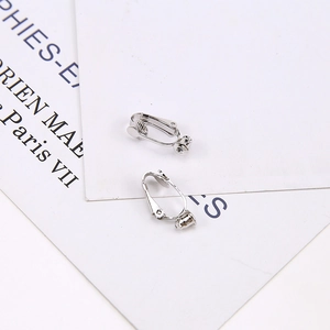 Detalle de convertidores de pendientes de clip plateados para creación de joyería DIY