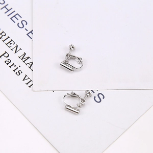 Detalle de convertidores de pendientes de clip plateados para orejas sin perforar