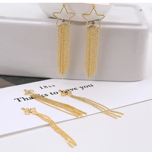 Goldene Stern- und geometrische Quastenohrringe mit Perlenketten und funkelnden Steinen