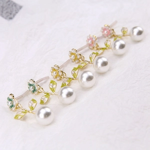 Tre paia di orecchini a fiore in smalto con perle e perni in argento 925 in tre colori