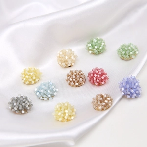 Accessori floreali fatti a mano in vari colori macaron su tessuto di seta bianco