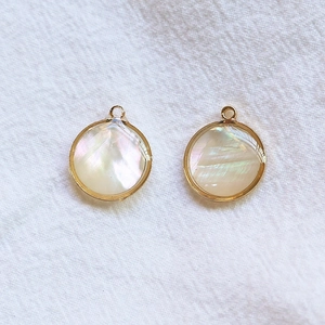 Paire de breloques rondes en coquillage plaqué or pour bijoux DIY avec fini nacré rose irisé
