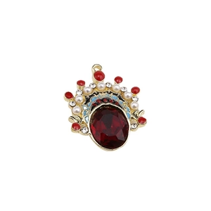 Pendentif style Opéra de Pékin avec pierre rouge, perles et détails en émail bleu