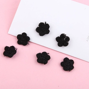 Macro-opname van 6 handgehaakte zwarte garenbloemen voor DIY-accessoires en decoratie