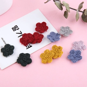 Handgemaakte gehaakte bloemen voor DIY-haarspelden en sieraden in diverse kleuren