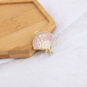 Détail du pendentif en forme d'éventail en alliage avec émail rose et motif floral