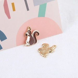 Detail eines Eichhörnchen-Emaille-Anhängers mit goldener Rückseite für DIY-Schmuckzubehör