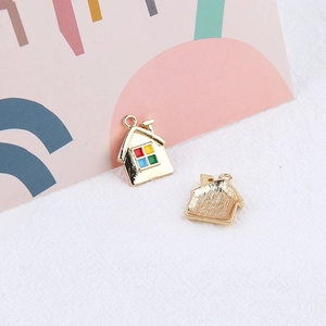 Detailansicht bunter Hausanhänger für DIY-Schmuck mit goldener Oberfläche und Emaille