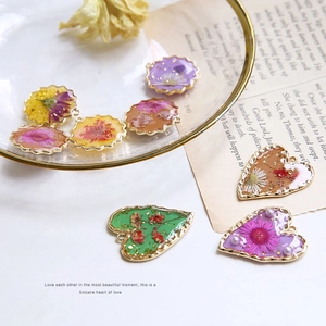 Ciondolo Vintage in Lega e Resina Fatto a Mano Con Fiori Essiccati Foglia d'Oro Cuore Tondo Irregolare Smalto Accessori per Creazione Gioielli DIY