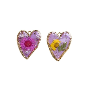 Ciondolo a cuore in resina fatto a mano con fiori viola e foglia oro per creazione gioielli