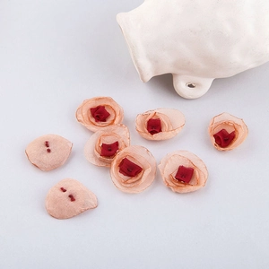 Dettaglio di petali di fiori in organza multistrato per gioielli e accessori DIY