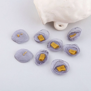 Dettaglio di 8 fiori in tessuto a rete viola multistrato per creazioni fai da te