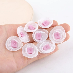 Fiori fatti a mano in rete bianca con nastro rosa per gioielli fai-da-te e accessori