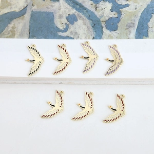 Makroaufnahme farbenfroher Emaille-Schwäne mit Goldplattierung für DIY-Schmuck