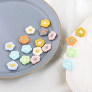 Detailopname van handgemaakte gehaakte bloemen voor DIY-sieraden en accessoires