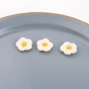 Macro-opname van witte handgemaakte geborduurde bloemen voor DIY haaraccessoires