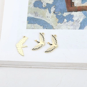 Detailansicht bunter Emaille-Vogelanhänger mit goldenen Metallkanten für DIY-Schmuck