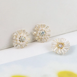 Dettaglio di tre fiori intrecciati in perline di cristallo con pietre cangianti