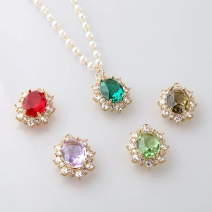 Ciondolo vintage con cristallo ovale in vari colori e collana di perle raffinata