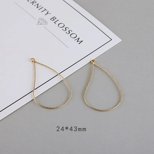 Detailansicht goldener 24x43mm Tropfen-Schmuckanhänger mit gedrehter Textur und Ösen