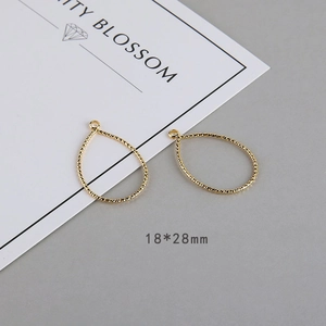 Detailansicht der 18k vergoldeten hohlen Tropfenanhänger für DIY-Schmuck 18x28mm