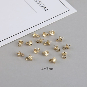 Makroaufnahme von 4x7mm vergoldeten Perlenkappen für handgefertigte Perlenohrringe Schmuck
