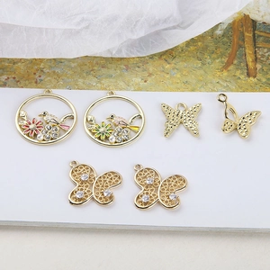 Makroaufnahme von Vogel-Blumenkranz und Schmetterling Anhängern für DIY-Schmuck