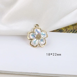 Makroaufnahme von 18x22mm Emaille-Blumenanhänger mit schillernden Blättern und Goldrand