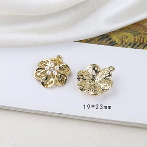 Detailansicht eines Blumenanhängers mit Perlen und Strasssteinen in Größe 19x23mm