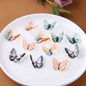 Dettaglio di farfalle in resina sfumata con foglia d'oro per gioielli fai-da-te