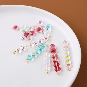 Detailansicht herzförmiger Glitzer-Glasperlen mit irisierender Schicht für DIY-Schmuck