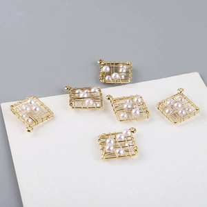 Detalle de seis colgantes cuadrados de alambre chapado en oro 18K con perlas para bricolaje