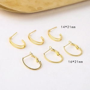 Detalle de pendientes de botón en C y aros ovales chapados en oro de 18K, 14x21mm y 16x21mm