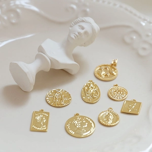 Ciondolo Moneta in Lega Vintage Placcato Oro 18K Rilievo Ritratto Floreale Stella per DIY Gioielli Orecchini Accessorio