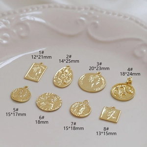 Ciondoli vintage placcati oro 18k con figure in rilievo in varie forme geometriche