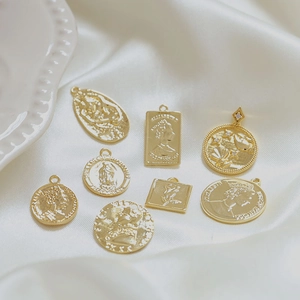 Set di 8 ciondoli vintage placcati oro 18 carati con monete e motivi floreali a rilievo