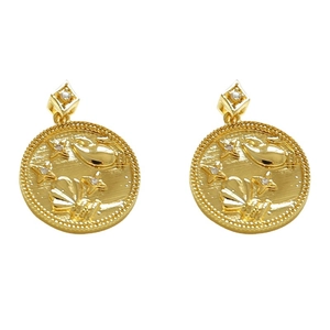Orecchini a moneta vintage placcati oro 18k con motivi marini e stelle in rilievo