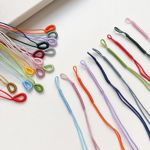 Detailaufnahme der bunten geflochtenen Kordelschlaufen für DIY-Schmuck und Accessoires