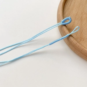 Detail der hellblauen geflochtenen Nylonschnur-Schlaufe für DIY-Schmuck und Anhänger