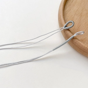 Detail der silbergrauen Flechtkordel mit gewickelten Schlaufen für DIY-Schmuckzubehör