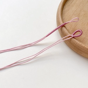 Detail von rosa handgefertigten Flechtschnüren für DIY-Schmuckanhänger und Zubehör