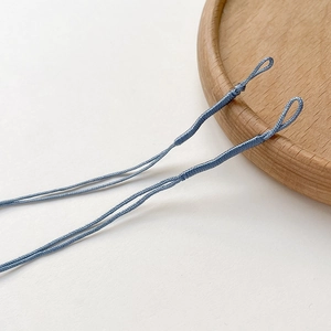 Detail eines königsblauen geflochtenen Nylon-Verbindungskabels mit präziser Wickelschlaufe