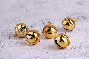 Set di cinque campanellini dorati lucidi con ganci per creazione di gioielli fai da te