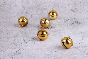 Primo piano di cinque campanelli in metallo dorato per gioielli DIY e decorazioni